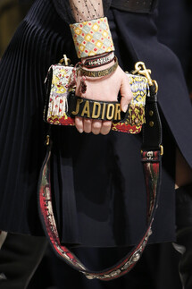Details Christian Dior , Details Dior Fall 2018 Ready-to-Wear , Детали показа Кристиан Диор , Детали показа Диор осень зима 2018 , Fashion show , неделя моды в Париже , PFW , Мария Грация Кьюри , Mainstyles